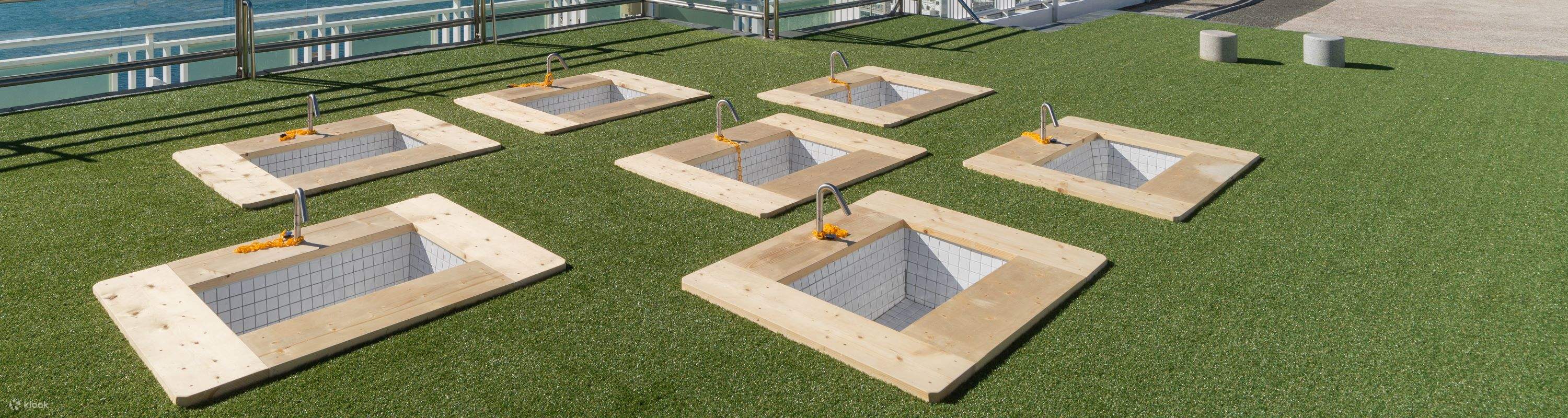 Amusez-vous en famille, en couple ou entre amis dans un bain de pieds extérieur avec une vue imprenable sur la plage de Haeundae et le pont Gwangan.